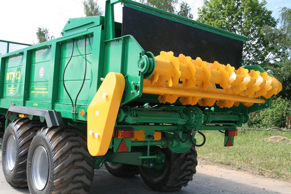 Машина для внесения твердых органических удобрений МТУ