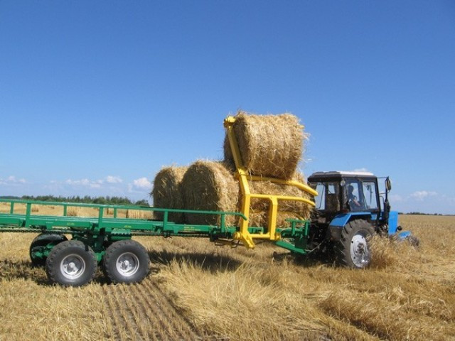 Погрузчик-транспортировщик рулонов сена ТП-10