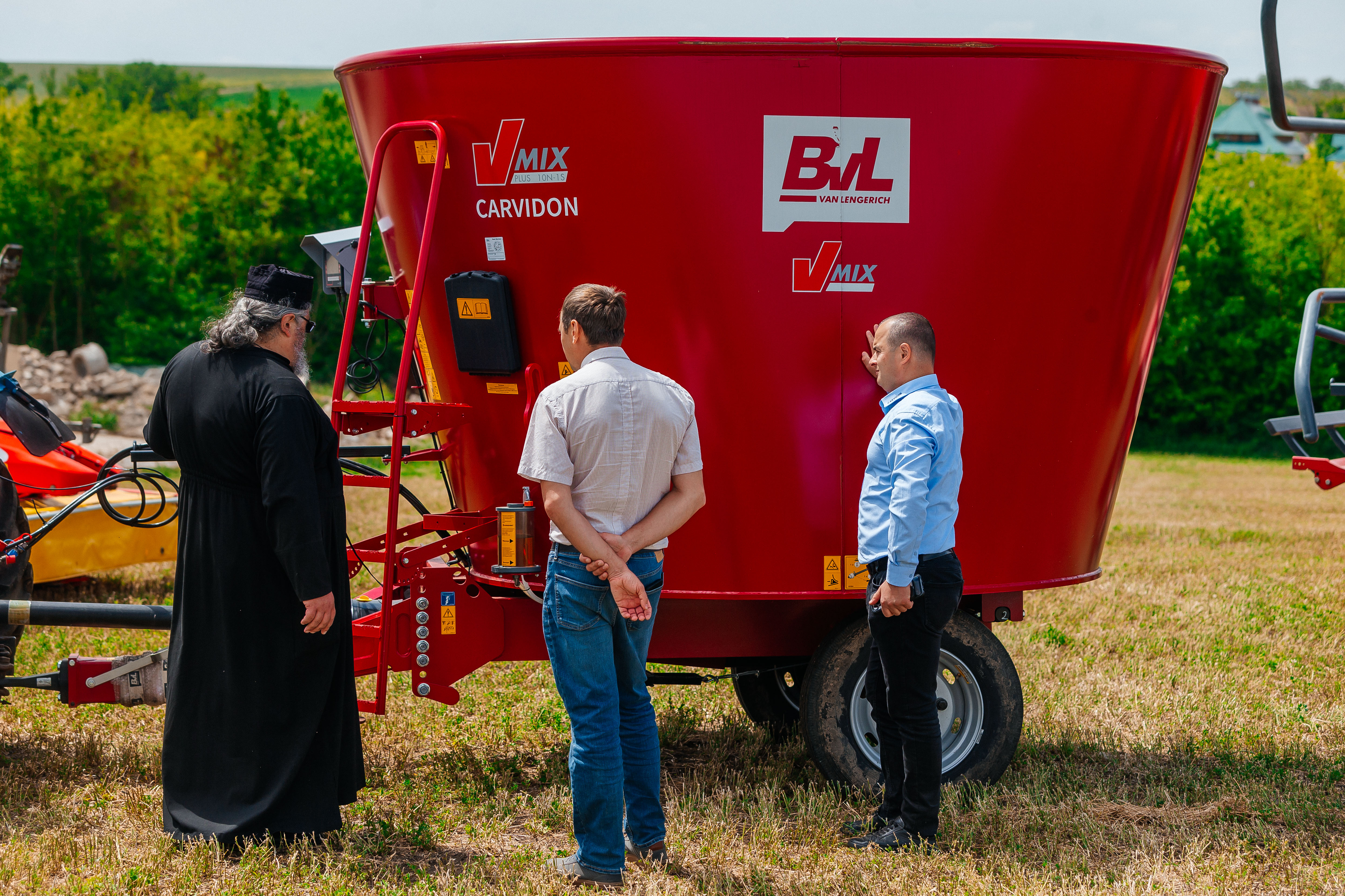 КОРМОСМЕСИТЕЛЬ BVL V-MIX PLUS 6,5 ДО 14 м³